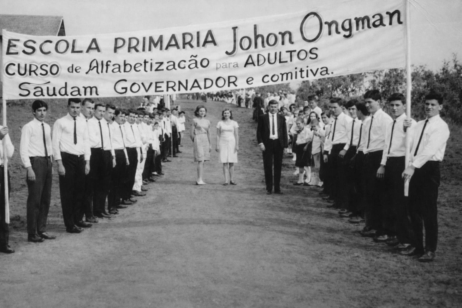 Alfabetização pela Bíblia — desfile cívico da Escola John Ongman